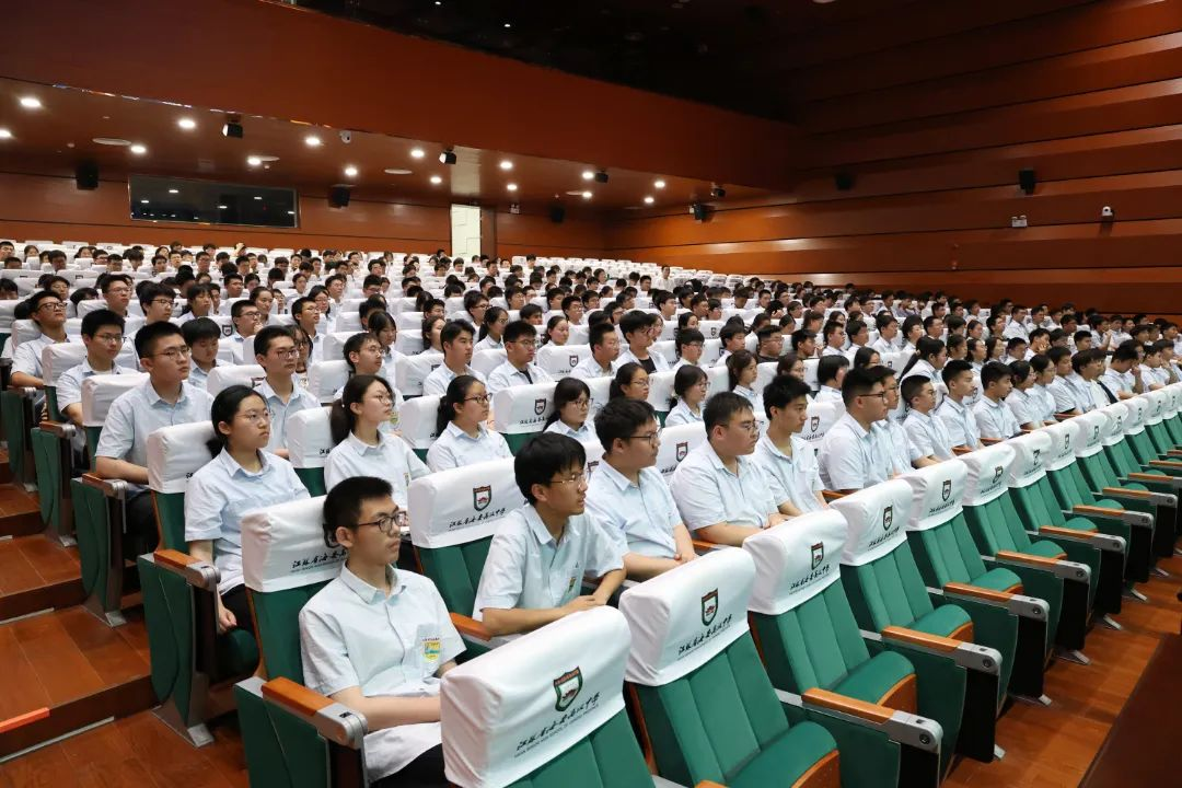 院士進校園 | 北京航空航天大學(xué)王華明院士到海安中學(xué)開講 院士進校園 | 北京航空航天大學(xué)王華明院士到海安中學(xué)開講